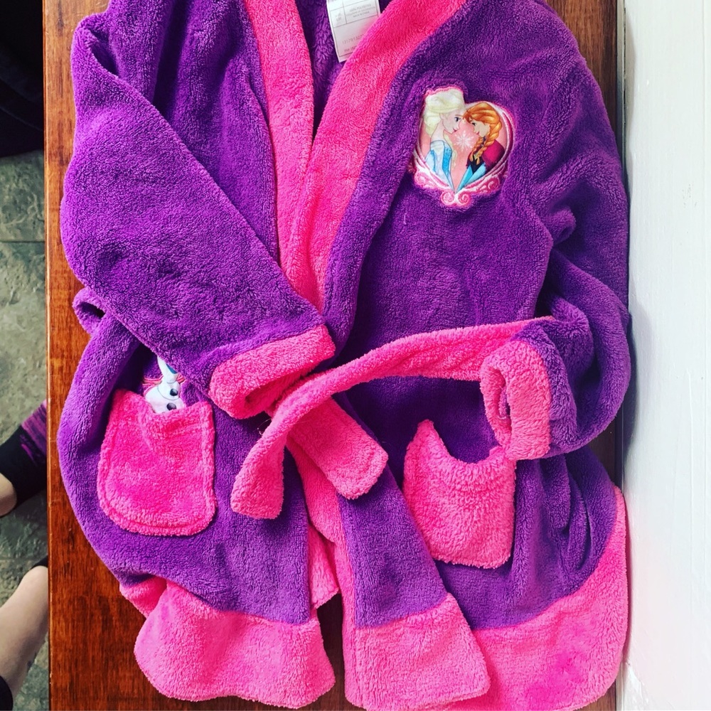 Fuzzy and Super Cozy Purple and Pink Frozen Bathrobe ❄️♥️  Girls 2T/3T